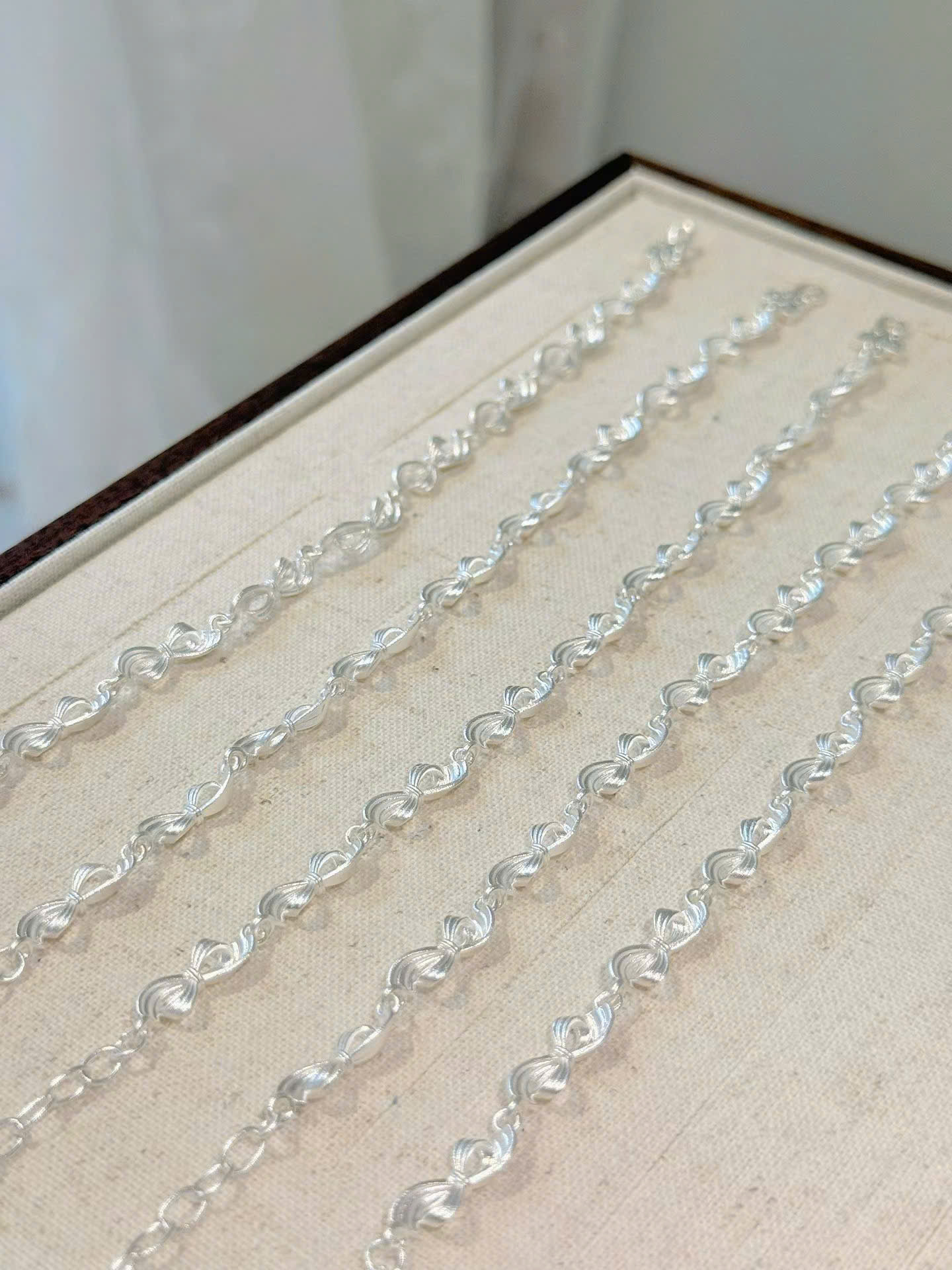 Lắc tay nơ bạc xinh xắn - Ảnh 2